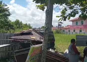 Kios Ambruk Dihantam Mobil Usai Tabrakan Beruntun