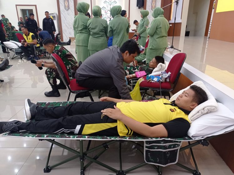Personel Polri dan TNI Antusias Donorkan Darah