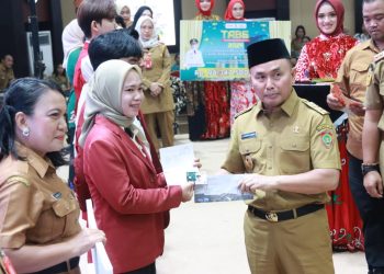 Gubernur Salurkan 1.000 Rumah Guru dan 13.113 Beasiswa