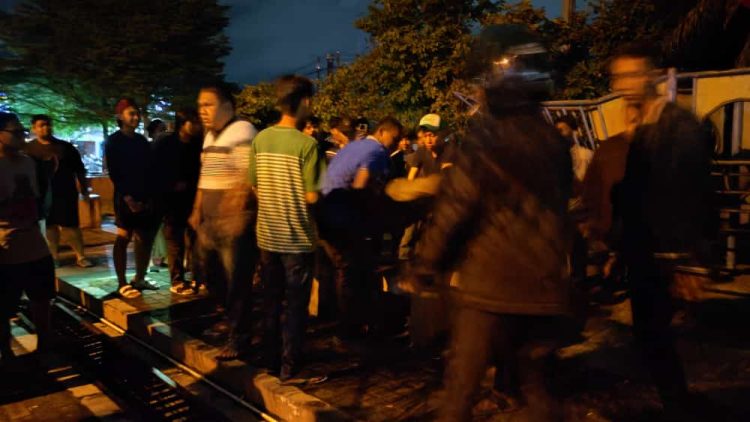 Pria Mabuk Berat Mengamuk di Yos Sudarso