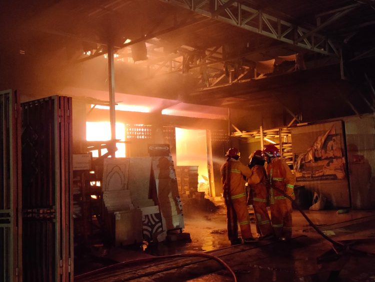 Bos dan Karyawan Toko Nyaris Terpanggang Hidup-Hidup