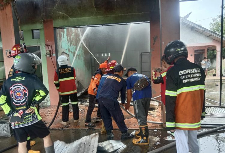 Si Jago Merah Ludeskan Ruko di Jalan Tingang