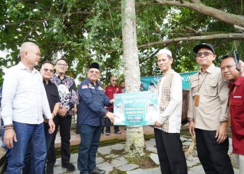 Sekda Nuryakin Bagikan Puluhan Sapi Kurban di Barsel dan Bartim