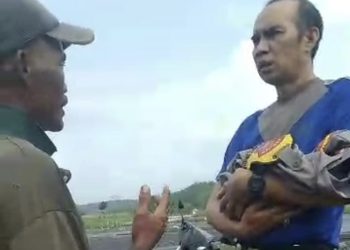 Perwira Ini Lepas Seragam Demi Selimuti Jasad Bayi