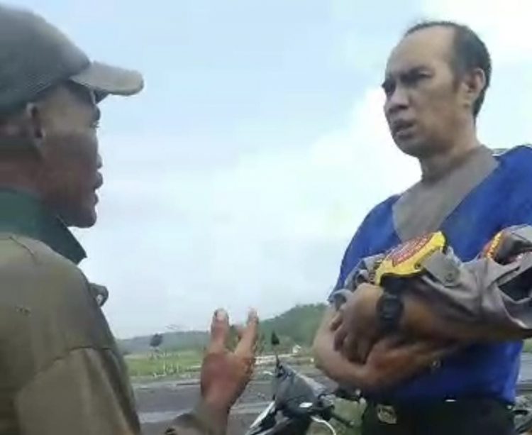 Perwira Ini Lepas Seragam Demi Selimuti Jasad Bayi