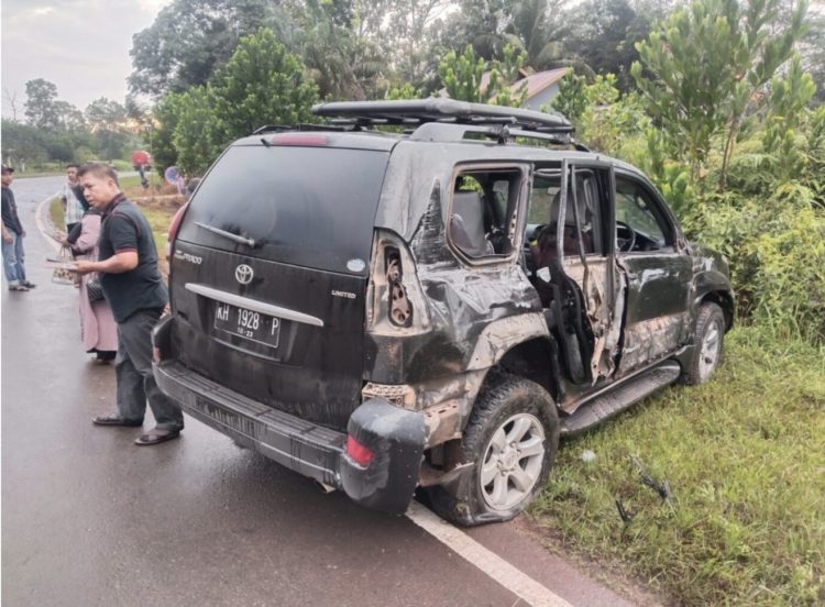Mobil yang Ditumpangi Mantan Bupati Seruyan Terlibat Kecelakaan