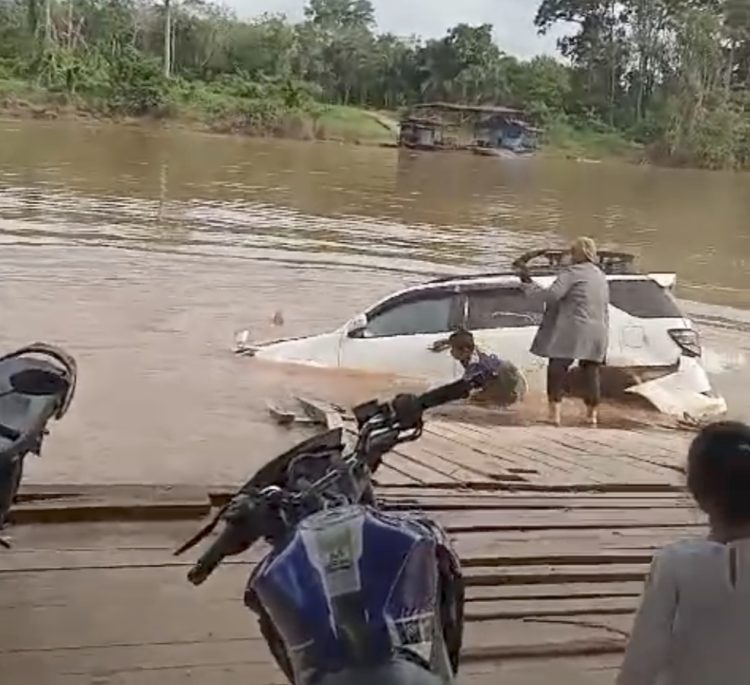 Mobil yang Dikemudikan Kapolsek Tercebur ke Sungai, 1 Orang Hilang Tenggelam