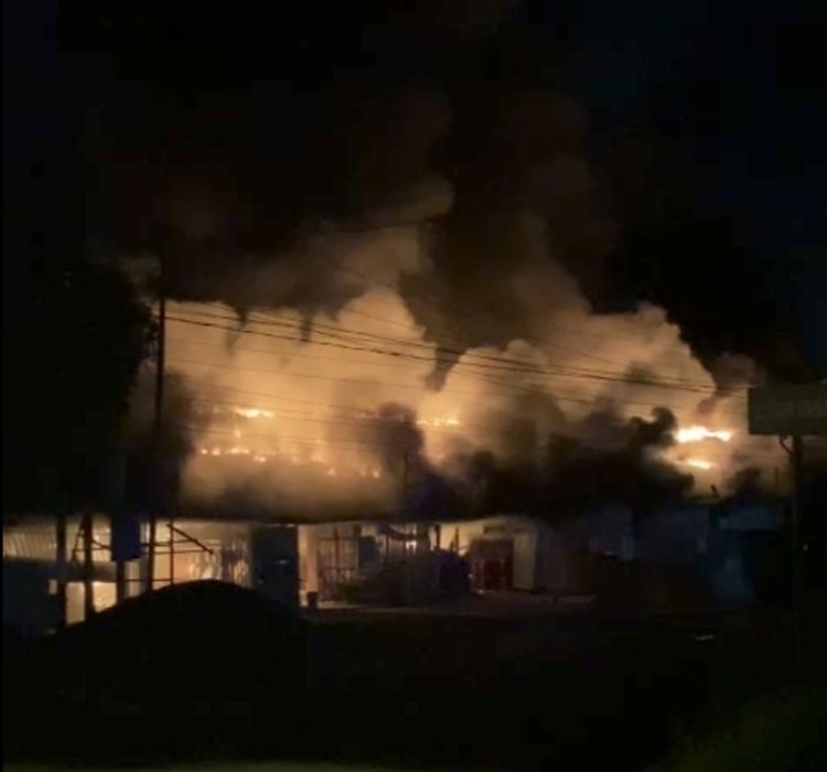 Kebakaran Ludeskan 12 Ruko, Satu Keluarga Nyaris Terpanggang