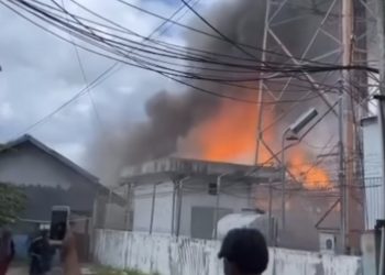 Barak 8 Pintu di Seberang Asrama Haji Ludes Terbakar