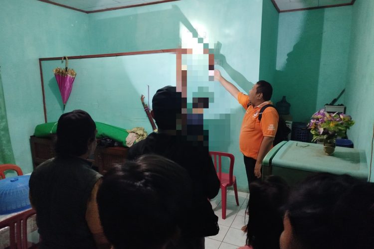 Lansia Ditemukan Tewas Gantung Diri di Pintu Kamar Mandi