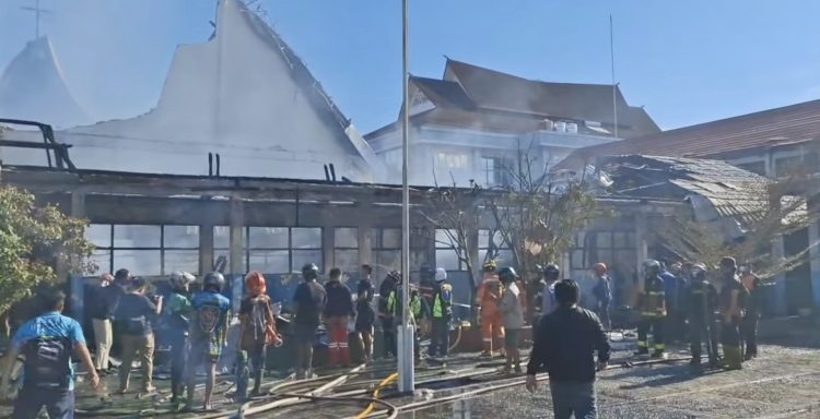 Gereja Maranatha dan SMP Kristen Diamuk Si Jago Merah