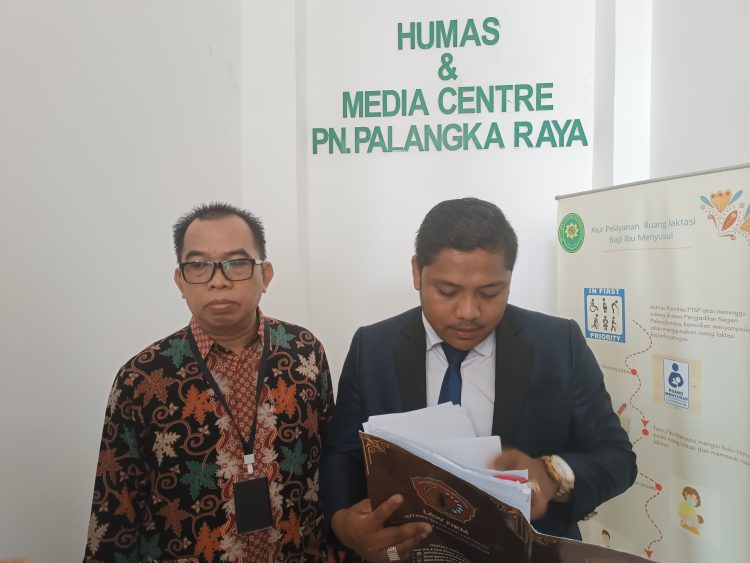 Mencari Keadilan, Guru Ini Malah Digugat Ganti Rugi Rp800 Juta