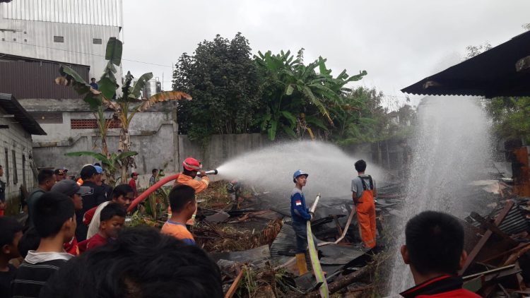 Bakar Kayu untuk Usir Tawon, Apinya Malah Ludeskan Rumah