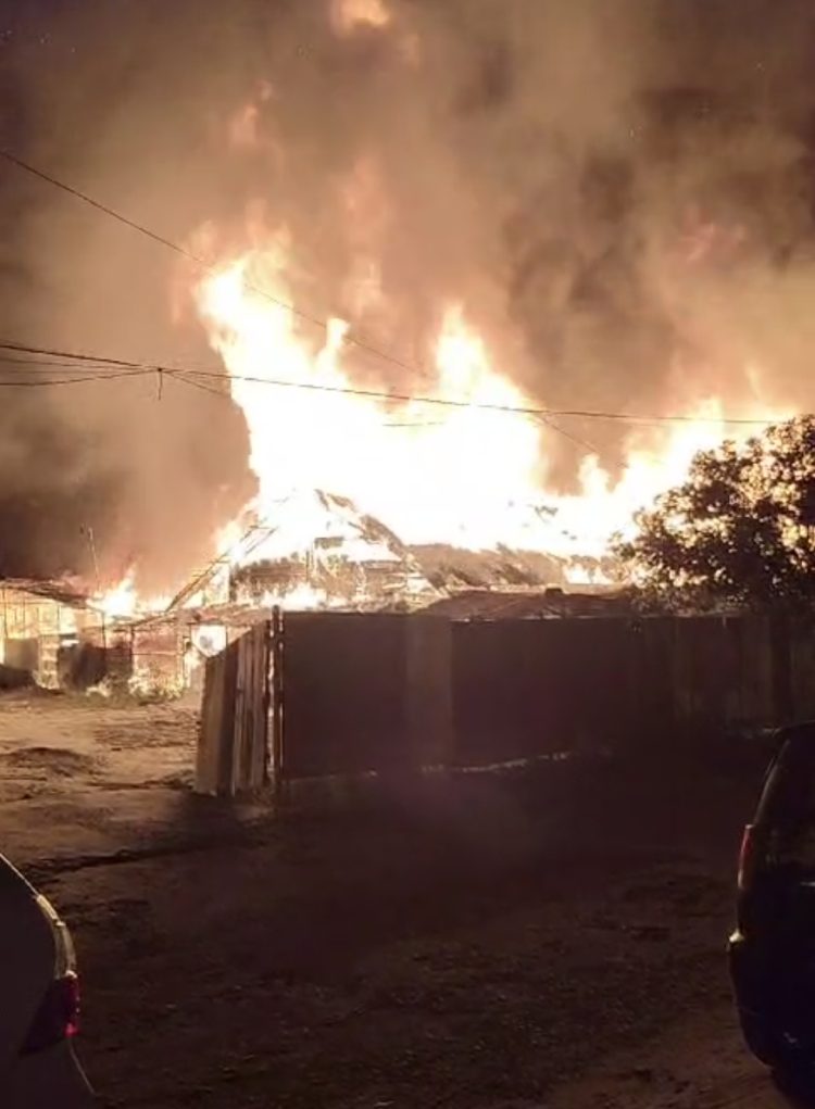 Si Jago Merah Ludeskan Rumah dan Barak di Belakang RS Bhayangkara