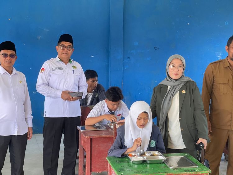 Pipit Setyorini Tinjau MBG di Sekolah Binaan NU Kotim