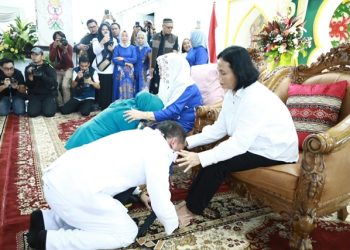 Tiba di Istana Isen Mulang, Agustiar dan Istri Sungkeman ke Orang Tua