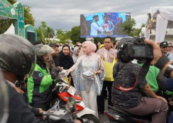 Ketua TP-PKK Kalteng Bagikan 1.000 Takjil di Bundaran Besar   