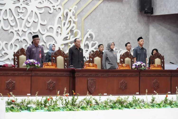 Plt Sekda Hadiri Paripurna dengan Agenda Raperda Pertambangan