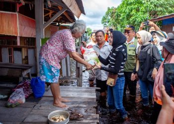 Ketua TP PKK Kalteng Salurkan Bantuan untuk Warga Terdampak Banjir