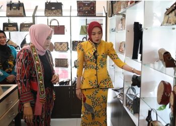 Ketua Dekranasda Kalteng Ajak Ketua Persit Melihat Kerajinan dan Makanan Khas Kalteng