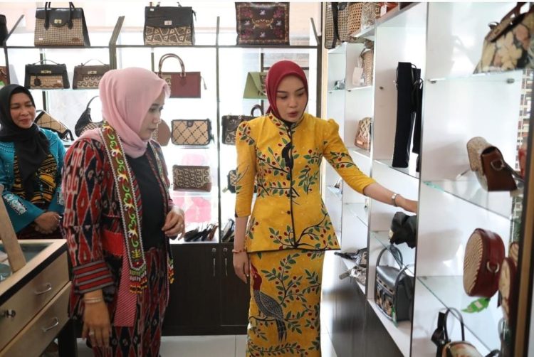 Ketua Dekranasda Kalteng Ajak Ketua Persit Melihat Kerajinan dan Makanan Khas Kalteng