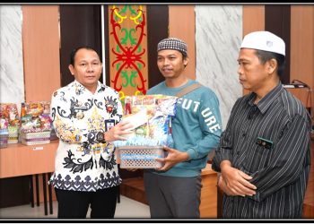 Majelis Taklim DPMPTSP Kalteng Bagikan Paket Sembako