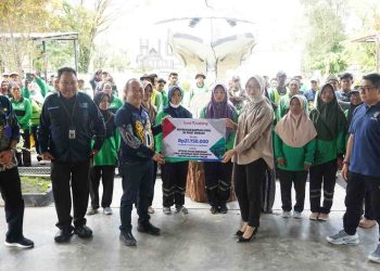 Petugas Kebersihan Terima Paket Sembako dari Bank Kalteng