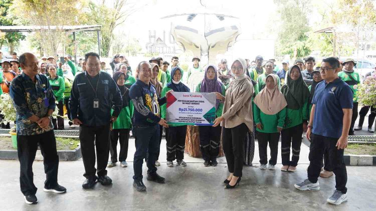 Petugas Kebersihan Terima Paket Sembako dari Bank Kalteng