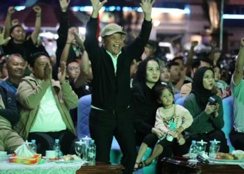 Gubernur Bagikan Doorprize saat Nobar Timnas