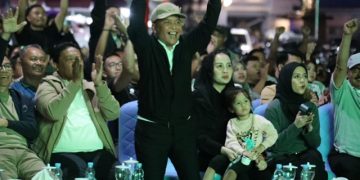 Gubernur Bagikan Doorprize saat Nobar Timnas