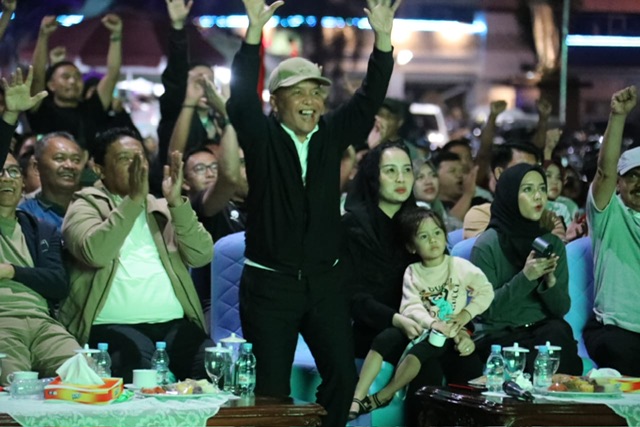 Gubernur Bagikan Doorprize saat Nobar Timnas