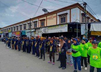 DLH Peringati HPSN dengan Aksi Bersih-Bersih di Pasar Besar   