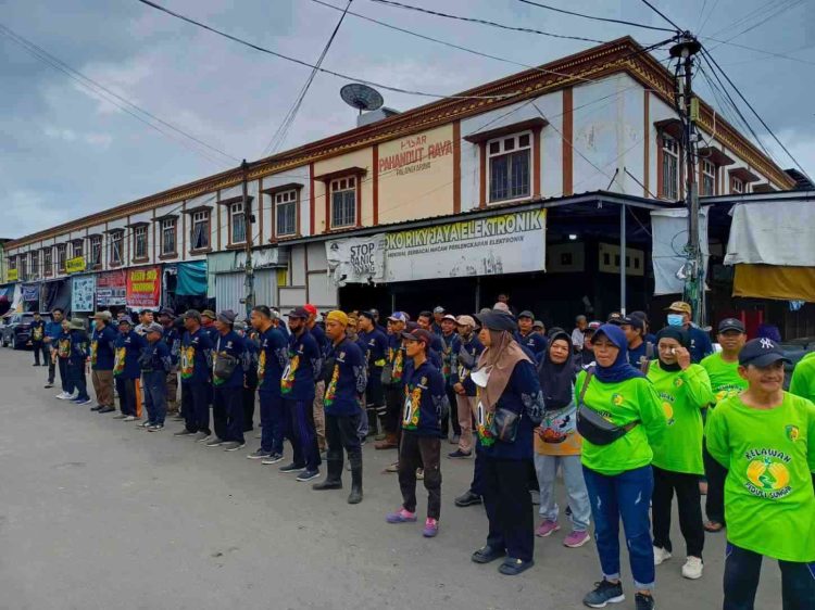 DLH Peringati HPSN dengan Aksi Bersih-Bersih di Pasar Besar   