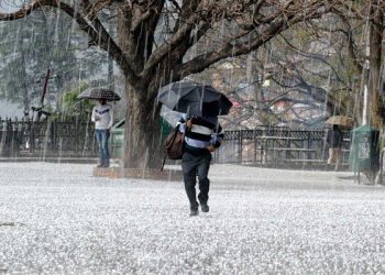 Waspada! BMKG Keluarkan Peringatan Potensi Hujan Es saat Lebaran 2025