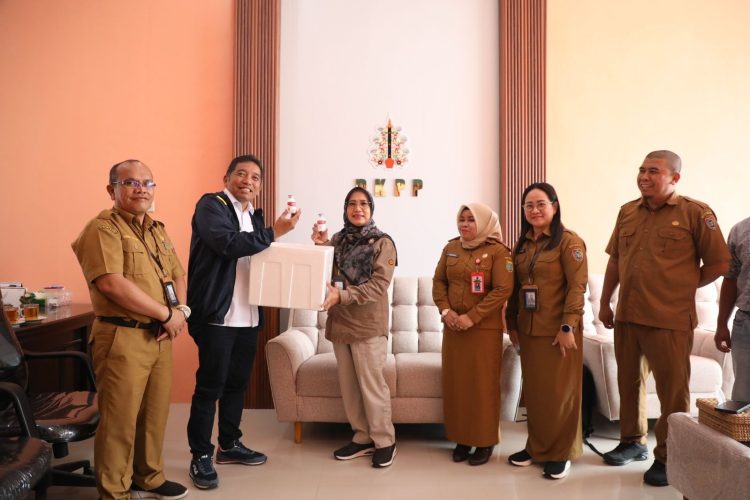 Kepala Dinas TPHP Kalteng Salurkan Vaksin PMK ke Barsel