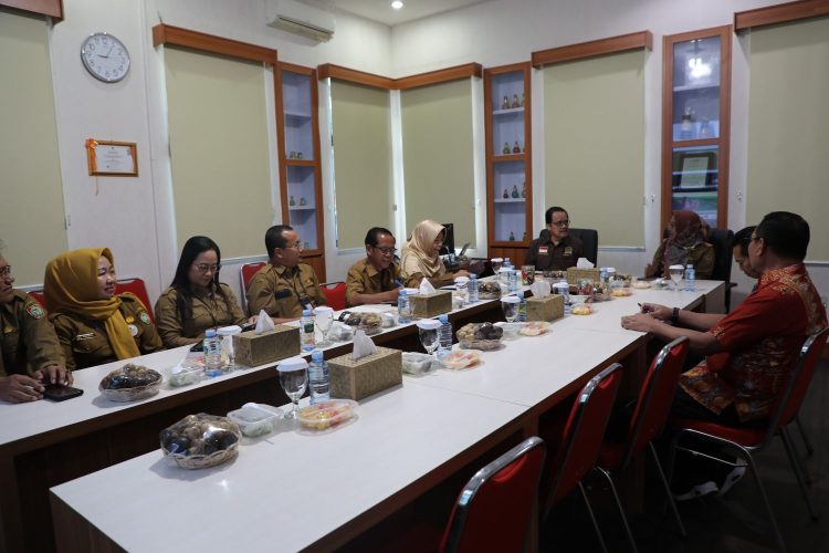 Agustin Terang Narang Sambangi Kantor Dinas TPHP