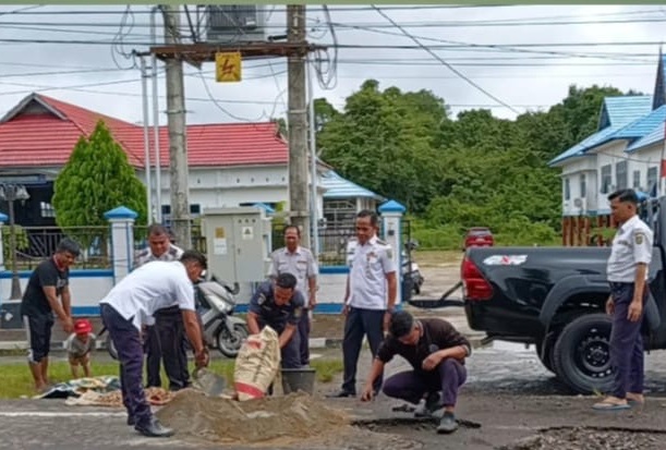 Dishub Tambal Beberapa Jalan Berlubang