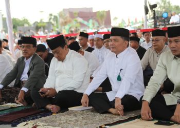 Gubernur dan Jajaran Pemerintah Laksanakan Salat Idul Fitri di Bundaran Besar