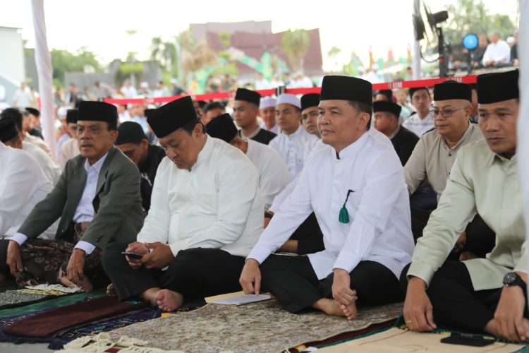 Gubernur dan Jajaran Pemerintah Laksanakan Salat Idul Fitri di Bundaran Besar