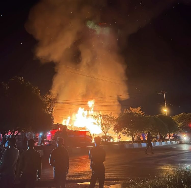 Dua Kios Seberang Mie Gacoan Ludes Terbakar