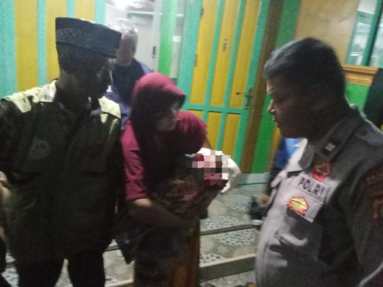 Warga Bukit Raya Temukan Bayi Dibuang di Masjid