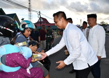 Bupati Bagikan Takjil di Depan Kodim 1012 Buntok