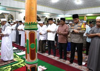Bupati dan Wakil Bupati Laksanakan Salat Id di Masjid Agung Baiturahman