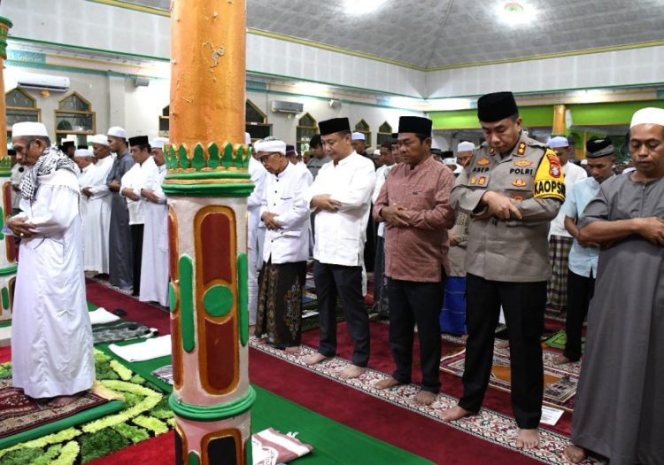 Bupati dan Wakil Bupati Laksanakan Salat Id di Masjid Agung Baiturahman