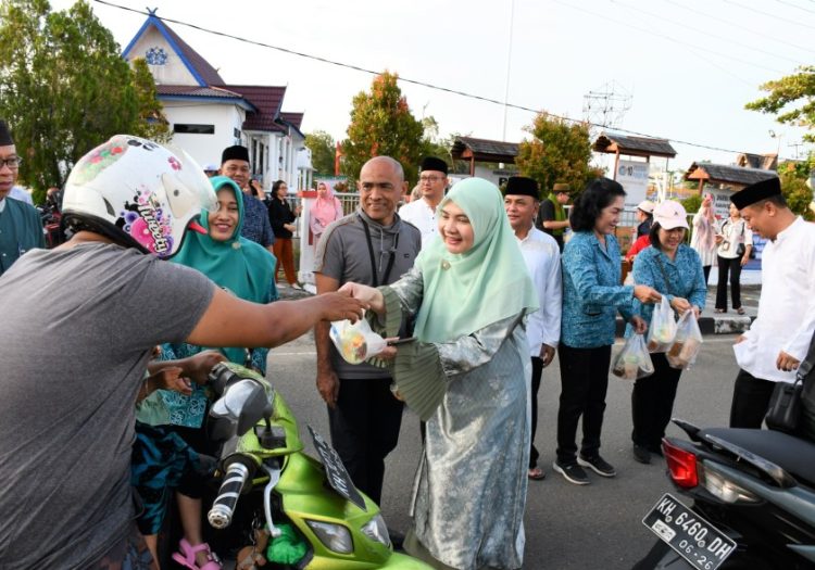 TP PKK Gelar Pasar Penyeimbang dan Bagikan Takjil