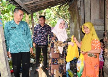 TP PKK Barsel Bagikan 100 Paket Sembako untuk Kaum Duafa