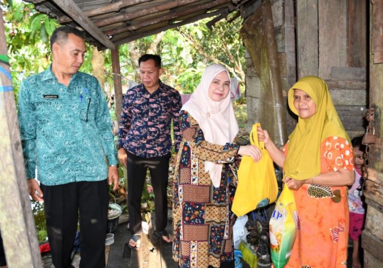 TP PKK Barsel Bagikan 100 Paket Sembako untuk Kaum Duafa
