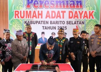 Rumah Adat Dayak Menjadi Ikon Kota Buntok
