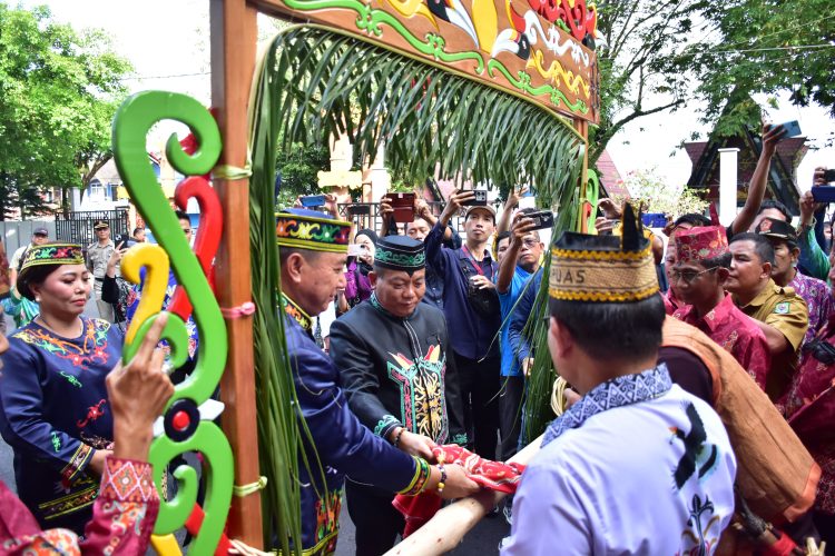 Tiga Ritual Adat Sambut Bupati dan Wabup Terpilih