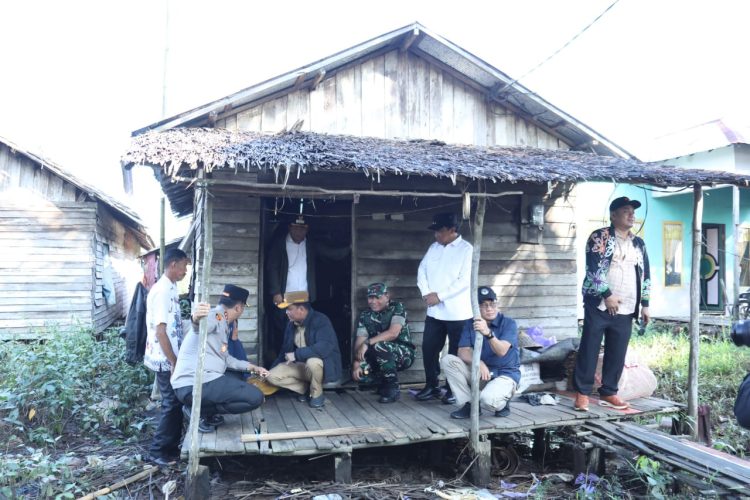 Gubernur Tinjau Program Bedah Rumah di Kapuas